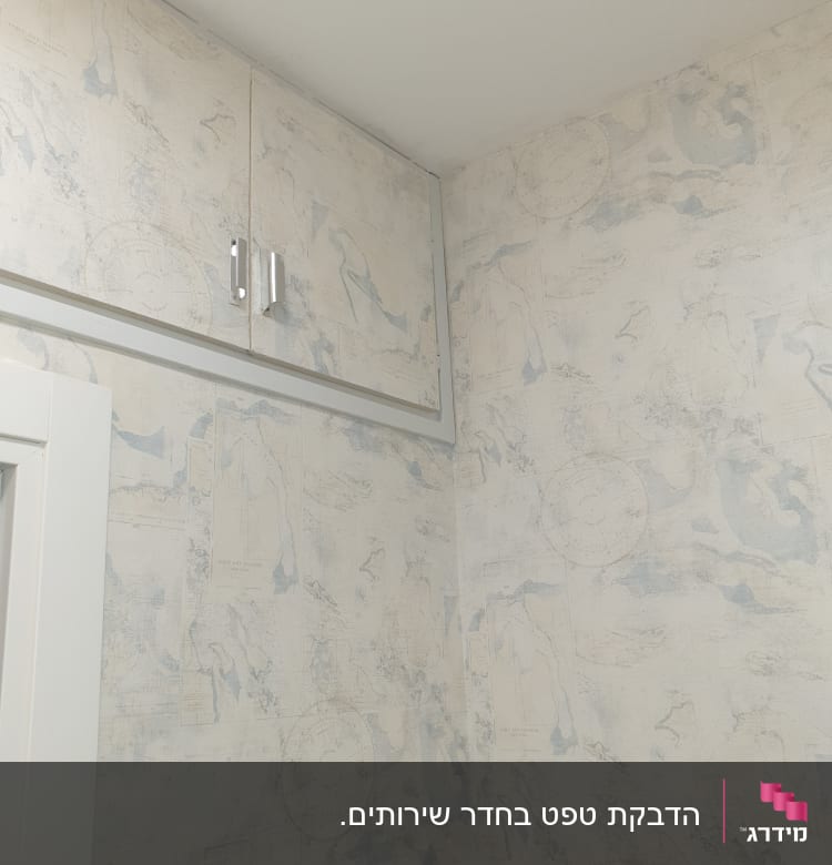 טפט עם מפות גיאוגרפיות בגווני כחול ולבן